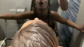 Angela Doll - Я сосу парню в кино и прошу его трахнуть меня в туалете порно